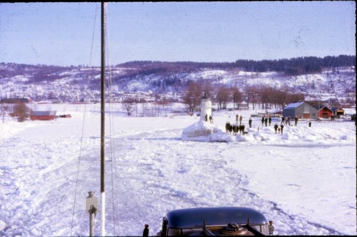 Bilfärjan Brahe lägger ut från Gränna mars 1963.jpg