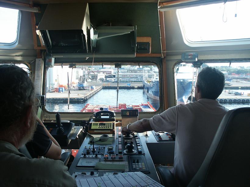 På väg in till Risavika i Stavanger, Joysticken till vänster används när man ligger på position under en rigg, det finns inget DP system utan styrman kör manuellt med spaken, och en dator pytsar ut lagom med effekt till thrustrar och huvudpropellrar, positioneringen sker visuellt med hjälp av riggarnas ben och dylika enslinjer