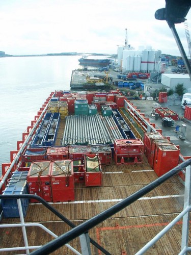 En typisk däckslast i supply, rör, tankar och containers med allsköns innhåll, det blir många Jet fuel containers till alla helikoptrar som opererar från Ekofisk. Lasten surras normalt inte, utan står bara stuvat tättihop, vid &quot;styggeväder&quot; surras det  dock, med hjälp utav &quot;tugger&quot; winchar.