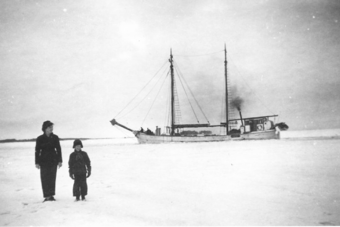 3162 Evanea på gång i isen.jpg