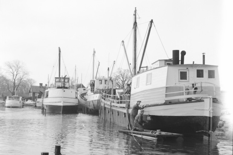6889 Hägern 9540 Martha 2105 Vitö SFB 7593_SFC 5527 Prins Gustaf 9122  Elektra 8097 Gullmar i Motala Docka.jpg