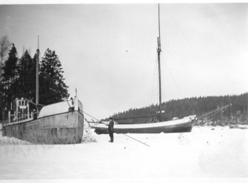 Jal och Juno  Vinterupplagda i Kärraviken mellan 1940-42.jpg
