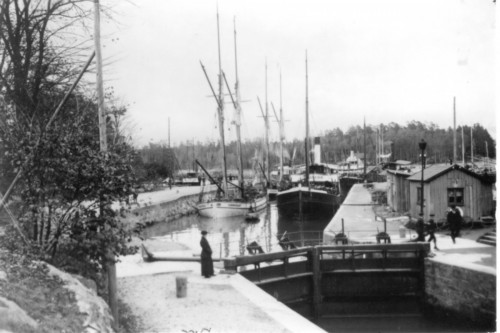 Trollhättan 1844 års slussled Zink galeaserna möter bla 1723  Vänern.jpg