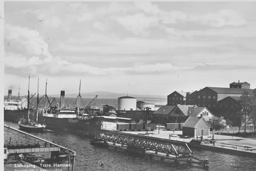 Lidköping yttrehamnen Ångare Disa och Lida och okänd galeas.jpg